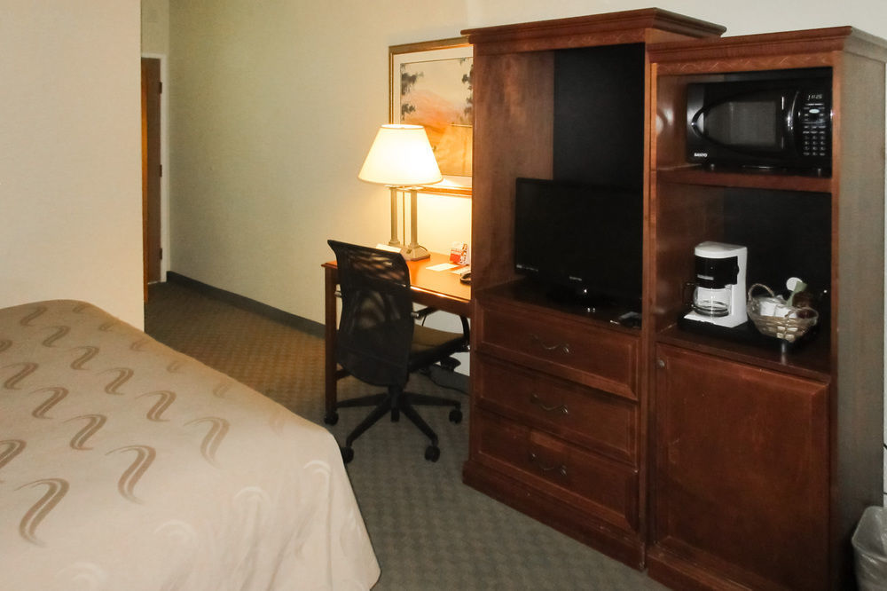 Quality Inn Fresno Yosemite Airport Exteriör bild
