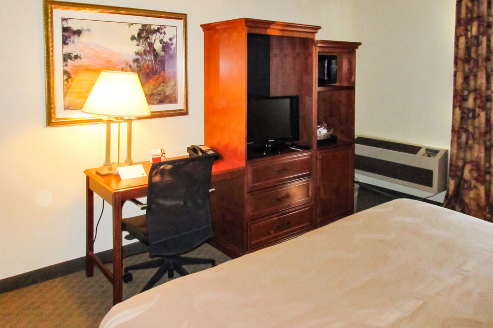 Quality Inn Fresno Yosemite Airport Exteriör bild