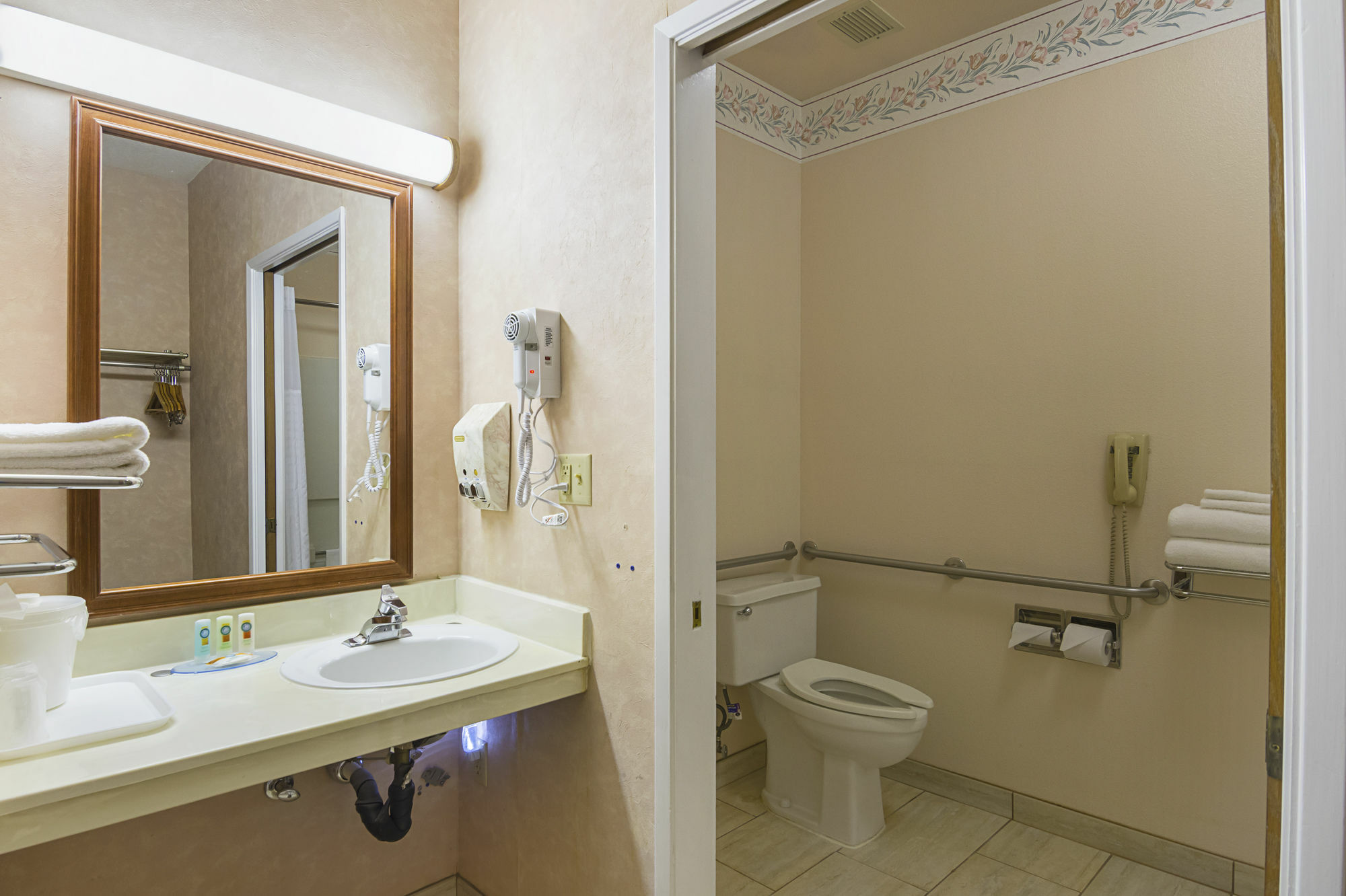 Quality Inn Fresno Yosemite Airport Exteriör bild